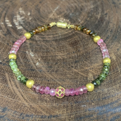 สร้อยข้อมือ พลอยหลายสี ทอง18K คั่นเม็ดทอง96.5 รอบเส้น ตะขอแม่เหล็ก หุ้มทอง18K ความยาว 18.50 ซม. นน. 