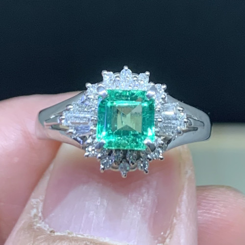 แหวน มรกต โคลัมเบีย 0.86 ct ล้อมเพชร 22/0.22 ct ฝังเพชร Baguette 6/0.08 ct งานPt900 ขนาด 51 นน. 6.43