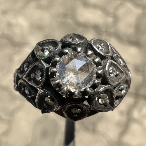 แหวน เพชรซีกลูกโลก 0.30 ct ทรงฉัตร ล้อมเพชร 14/0.14 ct ทองK 2 สี ขนาด 53.5 นน. 5.25 g