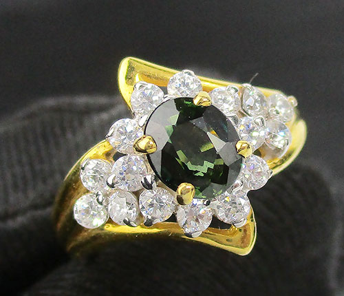 แหวน เขียวส่อง เจียร ฝังพลอยขาว ทอง18K งานสวยมาก นน. 3.68 g