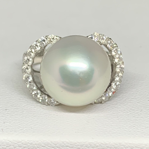 แหวน มุก South Sea สีขาว 13 มิล ฝังเพชร 34 เม็ด 0.68 กะรัต ทอง18Kขาว ขนาด 51 นน. 7.50 g