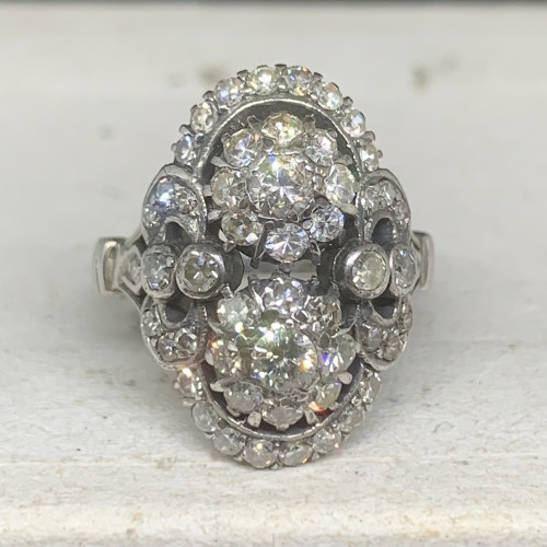 แหวน เพชรทรงมาคีย์ เพชร 2/0.16 ct ฝังเพชรกุหลาบ 50/0.70 ct งานทองขาวโบราณ(ปาหะ) ขนาด 52 นน. 4.26 g