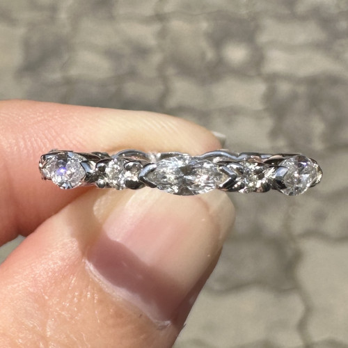 แหวน เพชรรอบ เพชรมาคีย์ 7/1.40 กะรัต คั่นเพชร 7/0.30 กะรัต ทอง18Kขาว ขนาด 56 นน. 2.82 g