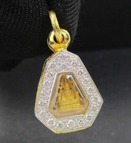 พระพุทธชินราช เนื้อทองคำ กรอบทอง ล้อมเพชร 20 เม็ด 0.60 กะรัต นน. 6.66 g