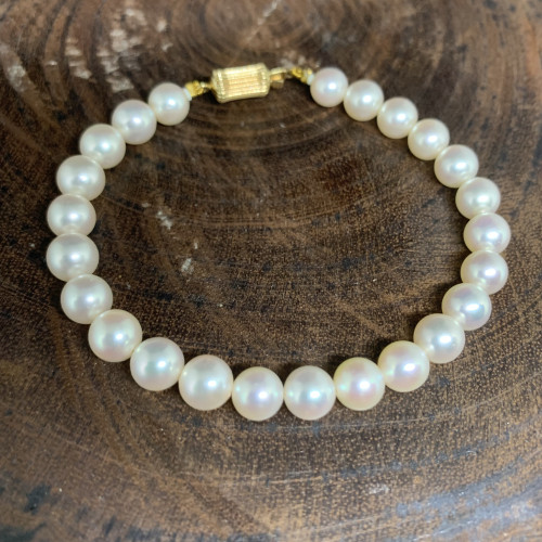 สร้อยข้อมือ มุก สีขาว 6.6 มิล รอบเส้น ตะขอทอง14K ความยาว 19.00 ซม. ร้อยด้วยสลิง นน. 10.69 g