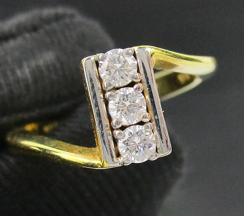 แหวน เพชรแถว เพชร 3 เม็ด 0.15 กะรัต ทอง18K งานสวยมาก นน. 4.82 g
