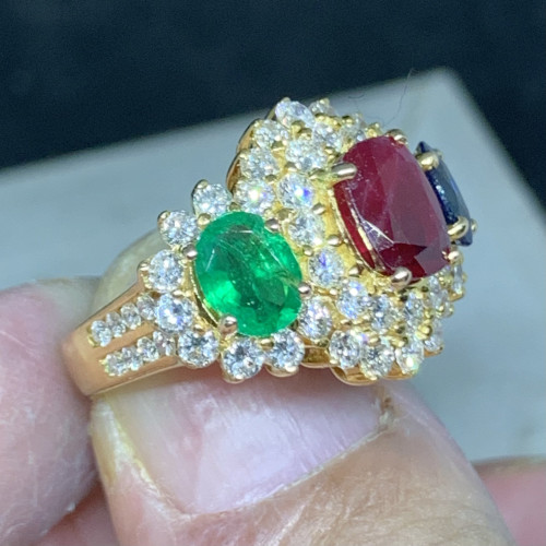 แหวน ทับทิม สยาม มรกต ไพลิน ฝังเพชร 41/1.23 ct บ่าข้าง 16/0.16 ct ทอง90 ขนาด 48.5 พร้อม Cert. นน. 11 2