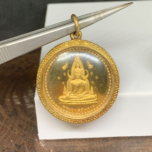 พระพุทธชินราช หลังหลวงพ่อโสธร กะไหล่ทอง เลี่ยมทอง70-80% นน. 19.47 g