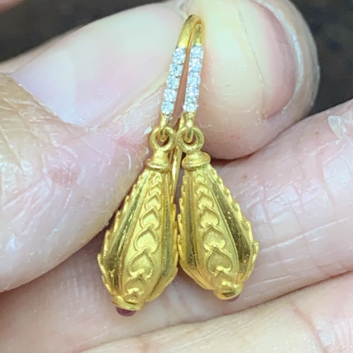 ต่างหู มะเฟือง ทับทิม ตุ้งติ้ง ฝังเพชร 8 เม็ด 0.04 กะรัต ทอง18K แบบเกี่ยว งานสวยมาก นน. 6.15 g
