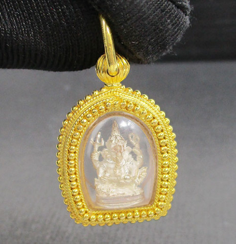พระพิฆเนศวร เนื้อเงิน เลี่ยมทอง ล้อมไข่ปลา นน. 6.76 g