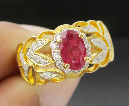 แหวน ทับทิม เจียร ฉลุลาย ฝังเพชร 32 เม็ด 0.22 กะรัต ทอง90 งานสวยมาก นน. 4.84 g