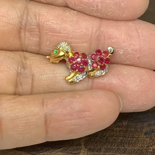 เข็มกลัด สุนัข ตามรกต ตัวทับทิม ฝังเพชร 31 เม็ด 0.20 กะรัต ทอง90 นน. 4.23 g 3