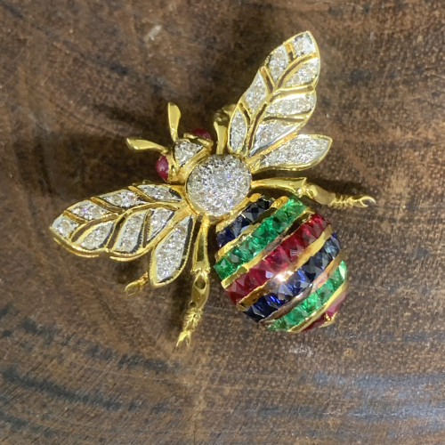 เข็มกลัด ผึ้ง ฝังพลอยหลายสี ทับทิม ไพลิน มรกต ฝังเพชร 49 เม็ด 0.52 กะรัต ทอง18K นน. 9.70 g