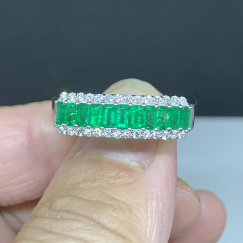 แหวน มรกต โคลัมเบีย ฝังเพชร 28 เม็ด 0.30 กะรัต ทอง18K ขนาด 63 นน. 5.29 g