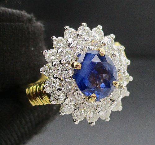 แหวน ไพลิน กาญจนบุรี สี Royal Blue 1.23 กะรัต ล้อมเพชร 2 ชั้น 30 เม็ด 0.60 กะรัต ทอง90 นน. 7.44 g