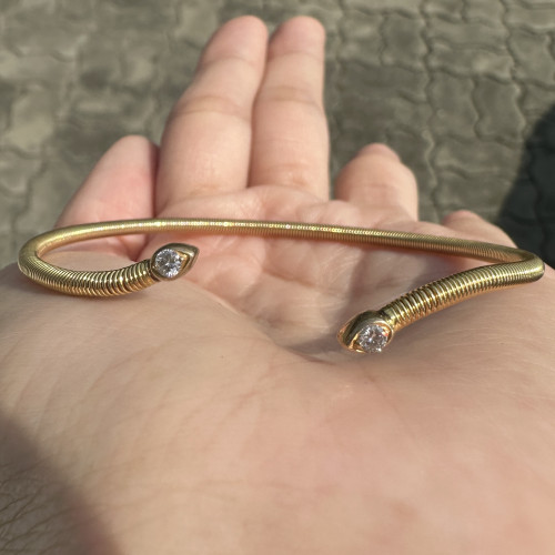 กำไล สปริงเกลียว หัวบัว ฝังเพชร 2 เม็ด 0.16 กะรัต ทองK (ทอง61.19%) ความกว้าง 5.70 ซม.  นน. 10.48 g