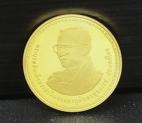 เหรียญทองคำ รัชกาลที่ 9 เฉลิมพระชนมพรรษา 80 พรรษา ปี 50 หลังเหรียญ 16000 บาท พร้อมกล่อง นน. 15.10 g