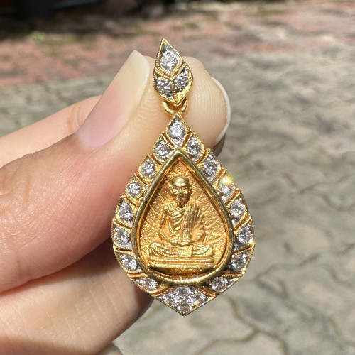 หลวงพ่อเกษม เขมโก เนื้อทองคำ ฝังเพชร 22 เม็ด 0.55 กะรัต ทอง90 งานสวยมาก นน. 8.08 g