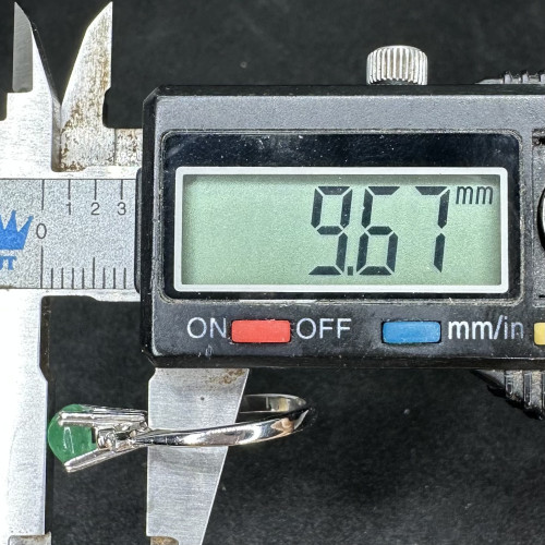 แหวน มรกต แซมเบีย 0.81 กะรัต ฝังเพชรข้าง 4 เม็ด 0.10 กะรัต ทองK 2 สี นน. 2.11 g 7