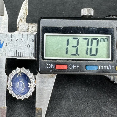 แหวน นิหร่า (ไพลิน) หลังเบี้ย ล้อมเพชร 18/0.54 กะรัต งานทองขาวโบราณ(ปาหะ) ขนาด 49 นน. 4.34 g 8