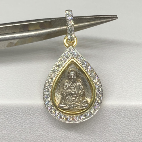 พระสมเด็จพุฒาจารย์โต เนื้อเงิน กรอบทอง60-70% ล้อมเพชร 35 เม็ด 0.70 กะรัต นน. 5.95 g