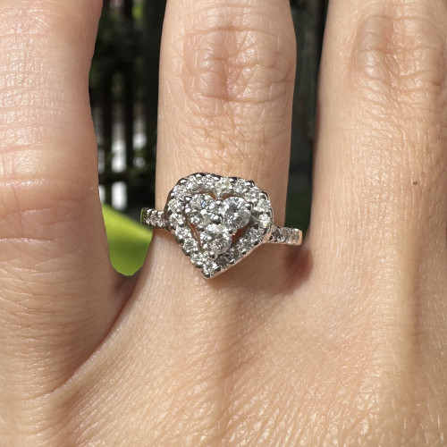 แหวน เพชร กระจุกหัวใจ 3/0.30 ct ล้อมเพชร 18/0.18 ct บ่าข้าง 8 เม็ด 0.08 กะรัต ทอง90 ขนาด 47 นน. 3.8 3