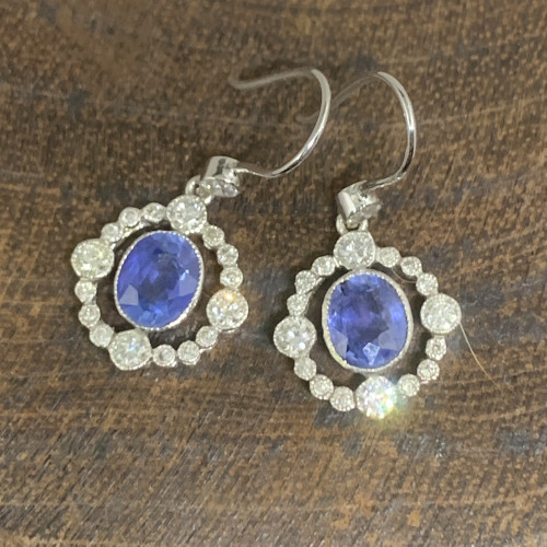 ต่างหู ไพลิน พม่า 2 เม็ด 2.00 กะรัต ฝังเพชร 12 เม็ด 0.12 กะรัต ทอง18K พร้อม Cert. นน. 2.39 g