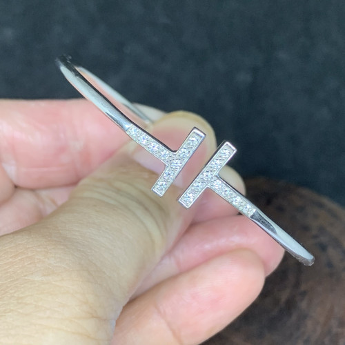 กำไล T&Co. ฝังเพชร 18 เม็ด 0.28 กะรัต ทองคำขาว18K ความกว้าง 5.60 ซม. นน. 6.92 g
