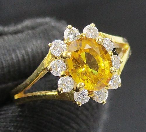 แหวน บุษราคัม บางกะจะ ล้อมเพชร 10 เม็ด 0.30 กะรัต ทอง18K งานสวยมาก นน. 3.28 g