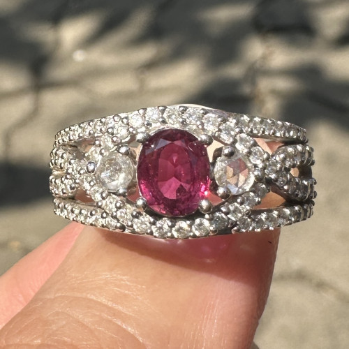 แหวน ทับทิม สยาม 0.80 ct ล้อมเพชร 76/0.84 ct ทองคำขาว18K ขนาด 57 พร้อม Cert. นน. 7.05 g