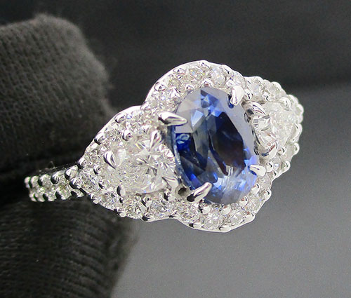 แหวน ไพลิน ซีลอน Royal blue  1.41 กะรัต ฝังเพชร 34 เม็ด 1.00 กะรัต ทอง18Kขาว พร้อม Cert. นน. 4.14 g