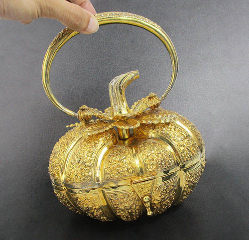 กระเป๋าเงิน ลูกฟักทอง ชุบทอง ตอกลายไทย งานเก่า หลุดจำนำ นน. 520 g