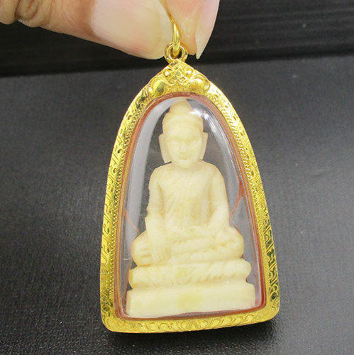 พระพุทธรูป แกะสลัก ลอยองค์ เลี่ยมทองเก่า นน. 12.82 g