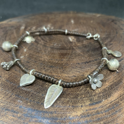 สร้อยข้อมือ เชือกหนัง กระดิ่ง ดอกไม้ ใบไม้ ก้นหอย หัวใจ ตุ้งติ้ง เงิน97.69% กว้าง 21 ซม. นน. 9.53 g