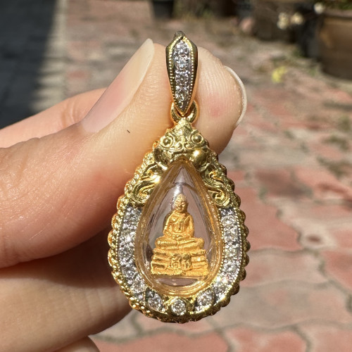 พระหลวงพ่อโสธร เนื้อทองคำ เลี่ยมทอง90 ยกซุ้ม ฝังเพชร 18 เม็ด 0.20 กะรัต นน. 9.20 g