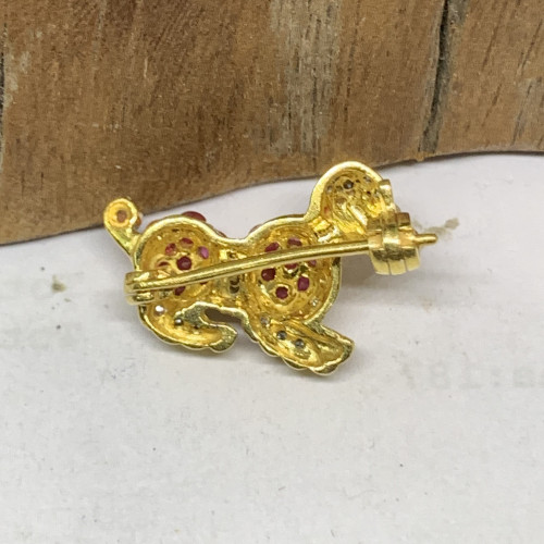 เข็มกลัด สุนัข ตามรกต ตัวทับทิม ฝังเพชร 31 เม็ด 0.20 กะรัต ทอง90 นน. 4.23 g 2