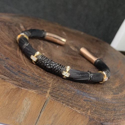 กำไล หางช้าง ตัว C ฝังเพชร 16 เม็ด 0.08 กะรัต นาก40 + ทอง14K ความกว้าง 5.30 x 6.30 ซม. นน. 20.06 g