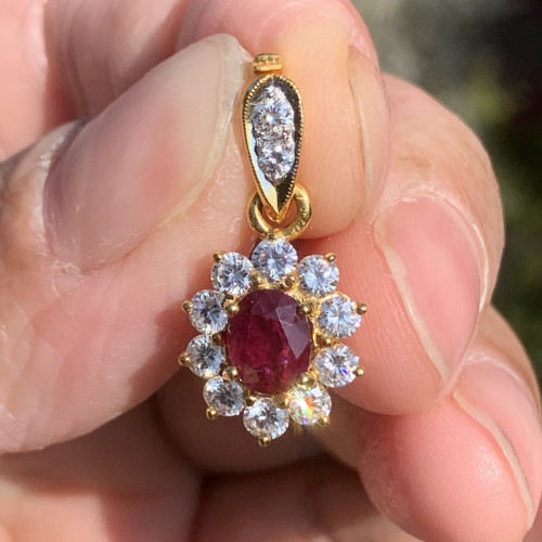 จี้ ทับทิม สยาม 1.55 กะรัต ฝังเพชร 12 เม็ด 1.10 กะรัต ทอง18K พร้อม Cert. นน. 3.25 g