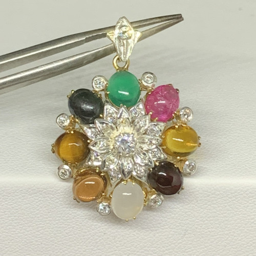 จี้ นพเก้า ฝังเพชร 1/0.12 กะรัต ล้อมเพชร 25/0.39 กะรัต ทองK 2 สี (ทอง25.62%) นน. 7.00 g