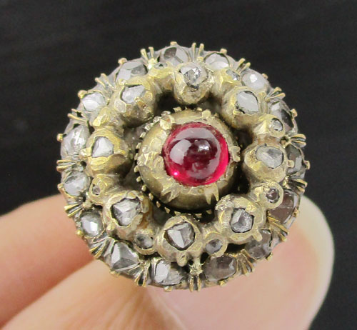แหวน พลอยแดง ทรงพุ่ม ล้อมเพชรซีก 2 ชั้น ทองK งานเก่า หลุดจำนำ สวยมาก นน. 5.78 g