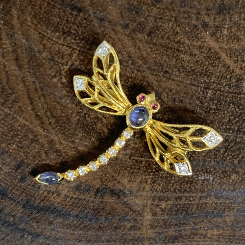 จี้ + เข็มกลัด แมลงปอ ตาทับทิม ตัวไพลิน ปีกฝังเพชร 11 เม็ด 0.11 กะรัต ทอง18K นน. 4.00 g