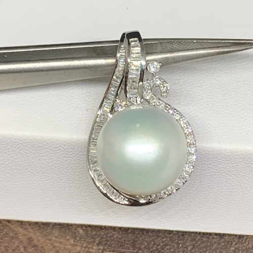 จี้ มุก South sea สีขาว 14.7 มิล ล้อมเพชร Baguette 44/0.88 ct ฝังเพชร 22/0.26 ct ทอง18K นน. 9.79 g