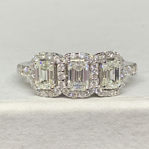 แหวน เพชร Emerald Cut 3 เม็ด 0.90 กะรัต ล้อมเพชร 42 เม็ด 0.45 กะรัต ทอง18K นน. 3.65 g