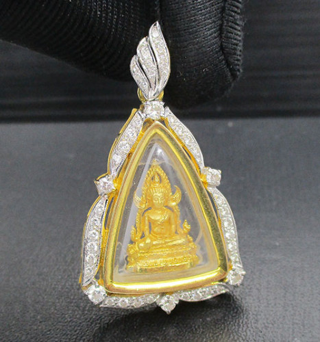 พระพุทธชินราช เนื้อทองคำ กรอบทอง ฝังเพชร 46 เม็ด 0.65 กะรัต นน. 10.16 g