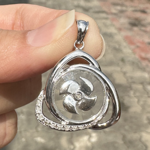 จี้ กังหัน ฝังเพชรกุหลาบ 13 เม็ด 0.07 กะรัต ทอง18Kขาว นน. 4.63 g