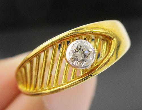 แหวน เพชรเดี่ยว ฉลุลาย 1 เม็ด 0.15 กะรัต ทอง18K หลุดจำนำ งานสวยมาก นน. 5.10 g