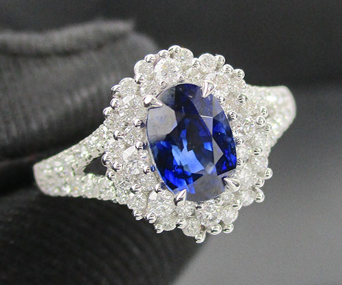 แหวน ไพลิน ซีลอน Royal Blue 1.23 กะรัต ล้อมเพชร 56/0.52 กะรัต ทอง18Kขาว พร้อม Cert. นน. 3.87 g