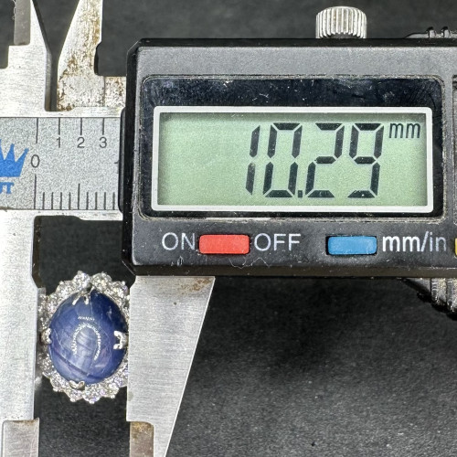 แหวน นิหร่า (ไพลิน) หลังเบี้ย ล้อมเพชร 18/0.54 กะรัต งานทองขาวโบราณ(ปาหะ) ขนาด 49 นน. 4.34 g 6
