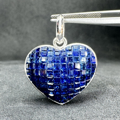 จี้ ไพลิน กาญจนบุรี ฝังไร้หนาม 96/8.50 ct รูปหัวใจ ฉลุลาย LOVE เพชร 21/0.10 ct ทอง14K + ทอง18K นน. 1