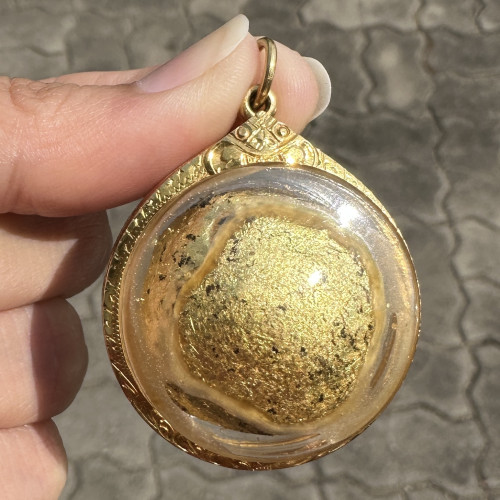 ลูกอม พระเกจิ ปิดทอง เลี่ยมทองเก่า ยกซุ้ม นน. 16.02 g